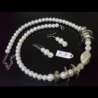 Graceful Jewellery Set with White Pearls Tajori
